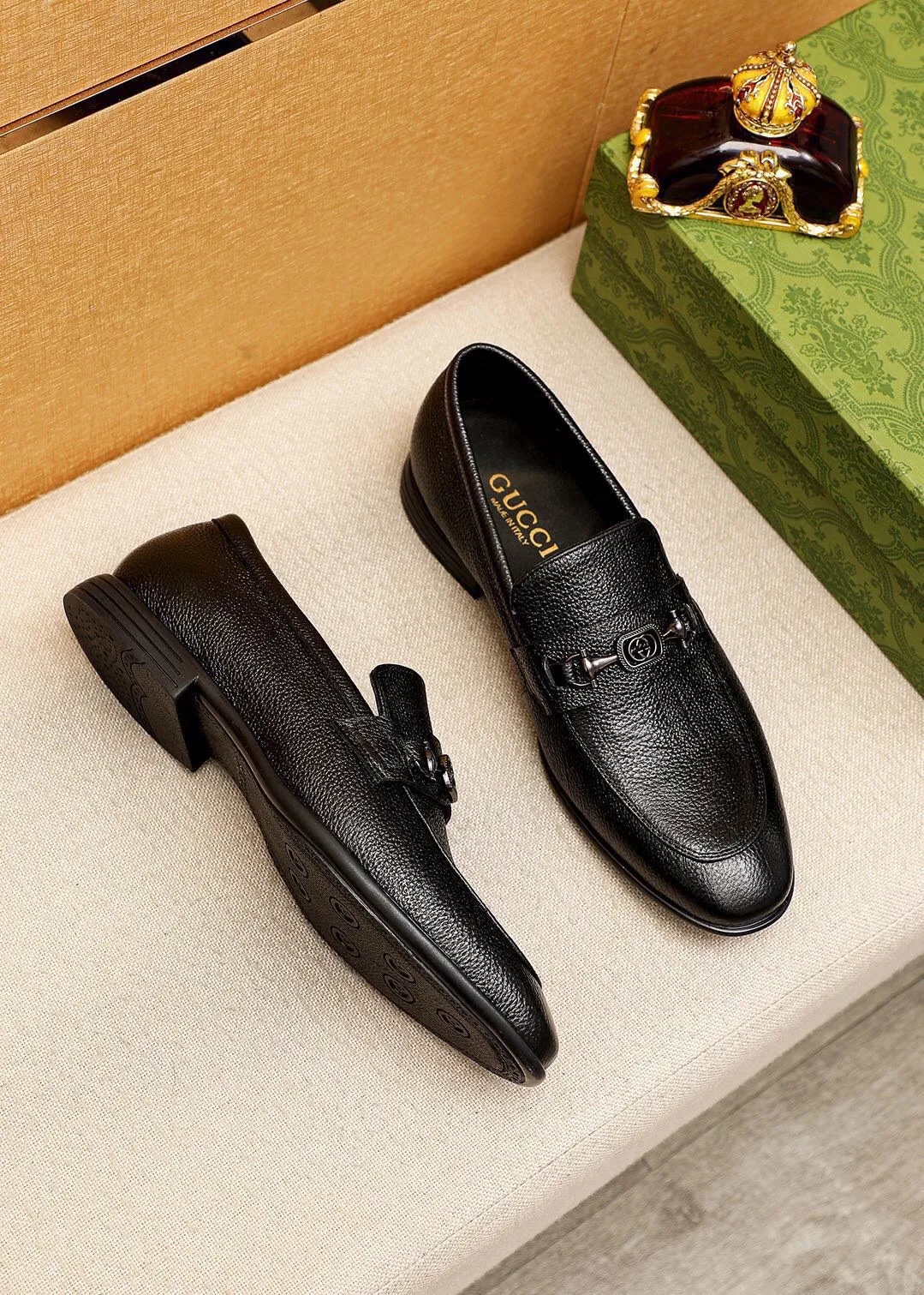 Men's shoes 💰460 💐 Product trademark: GUCCI "Gucci" casual leather shoes Regular size: 39-44 (38.45.46🉑️Customized) Product materials: Selected imported first-layer calfskin upper + luxury hardware buckle, imported cowhide leather lining. Strong three-dimensional visual effect, rubber outsole Color: 1⃣️color optional